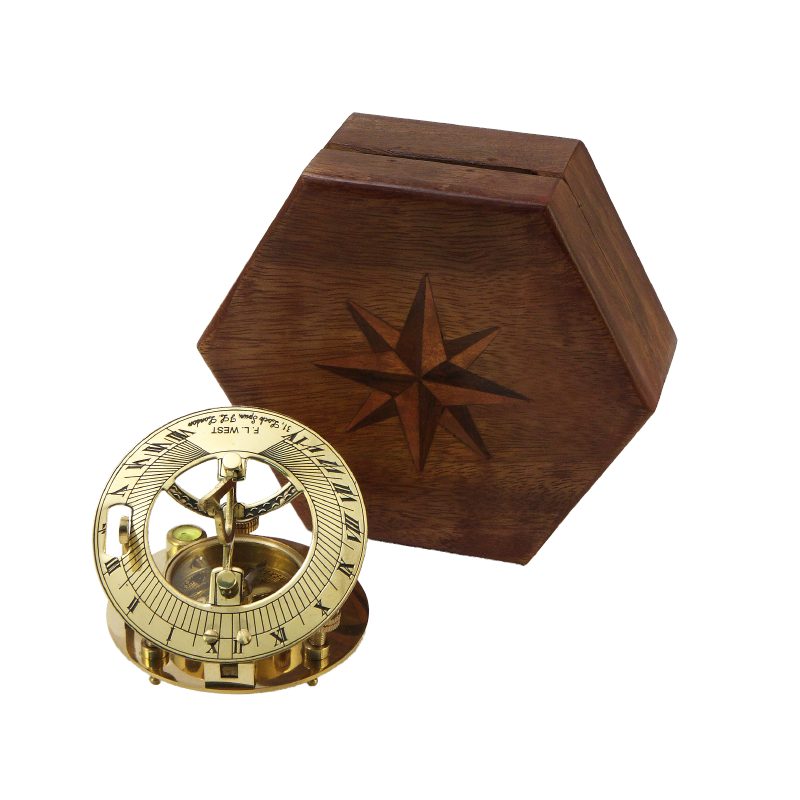 Морской компас в деревянном футляре