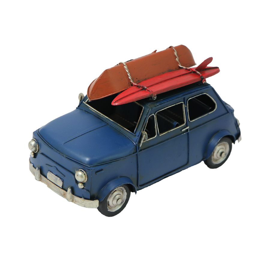 Ретро-автомобиль 60-е гг.  XX в. с лодкой на багажнике